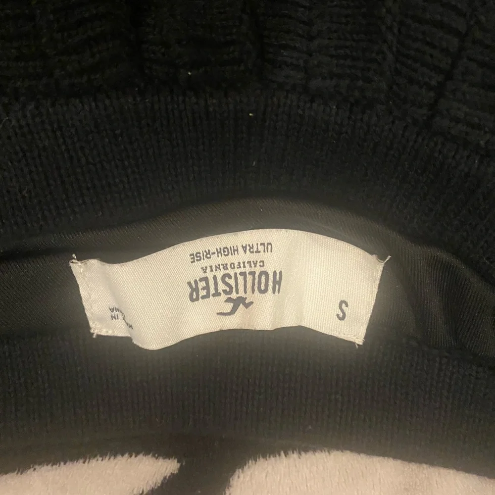 Hollister-Size S-Black pleated skirt - Picture 3 of 3